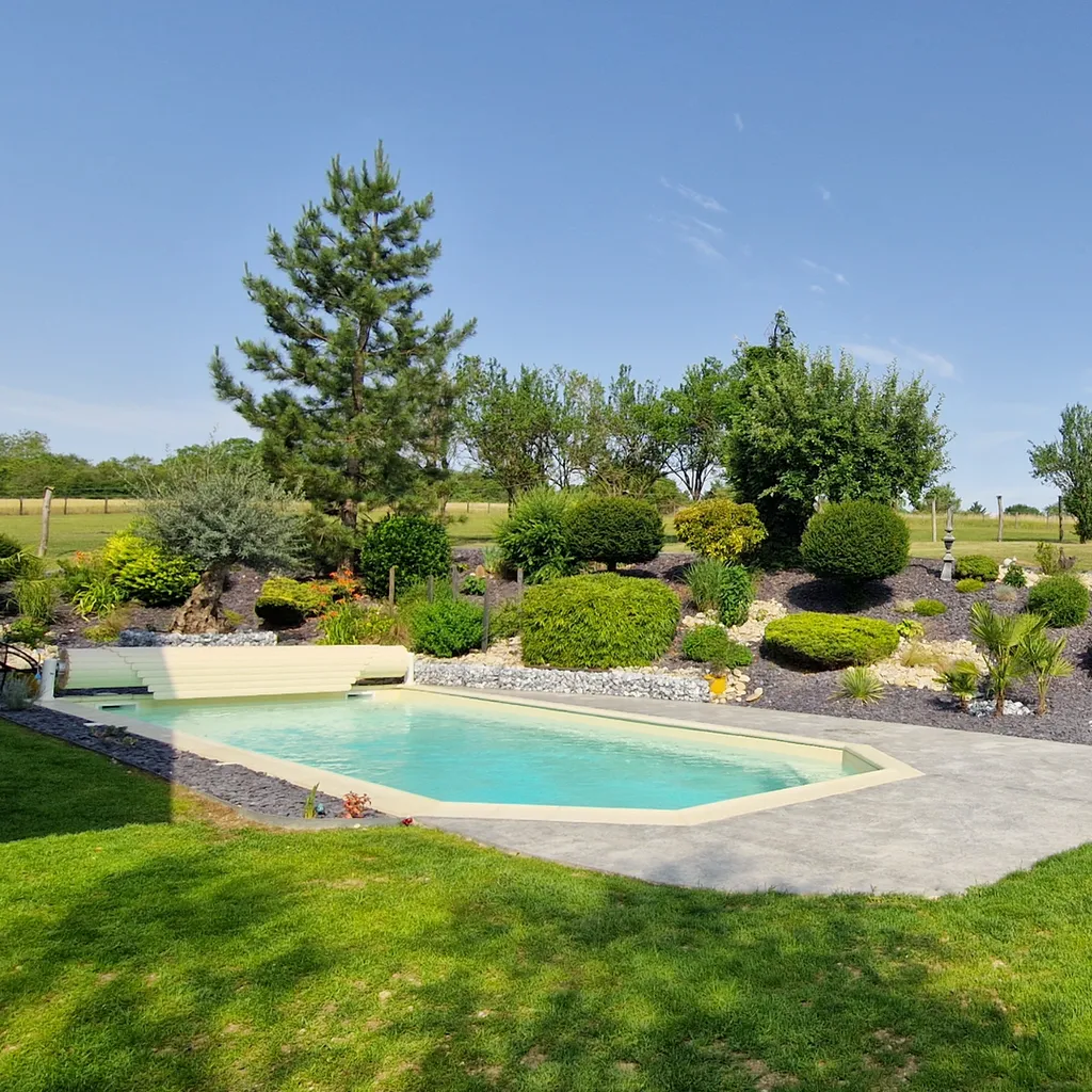 Piscine coque polyester Tanzanite 10 m avec jardin et pelouse