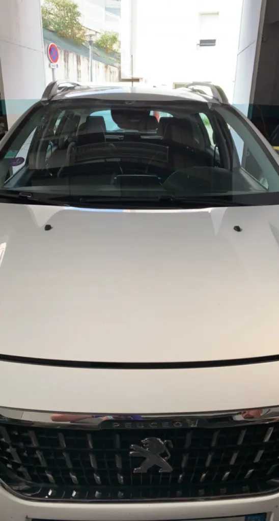 Changement de pare-brise fissuré sur Peugeot 2008 à Marseille 13012 avec franchise offerte et 150 € en prime