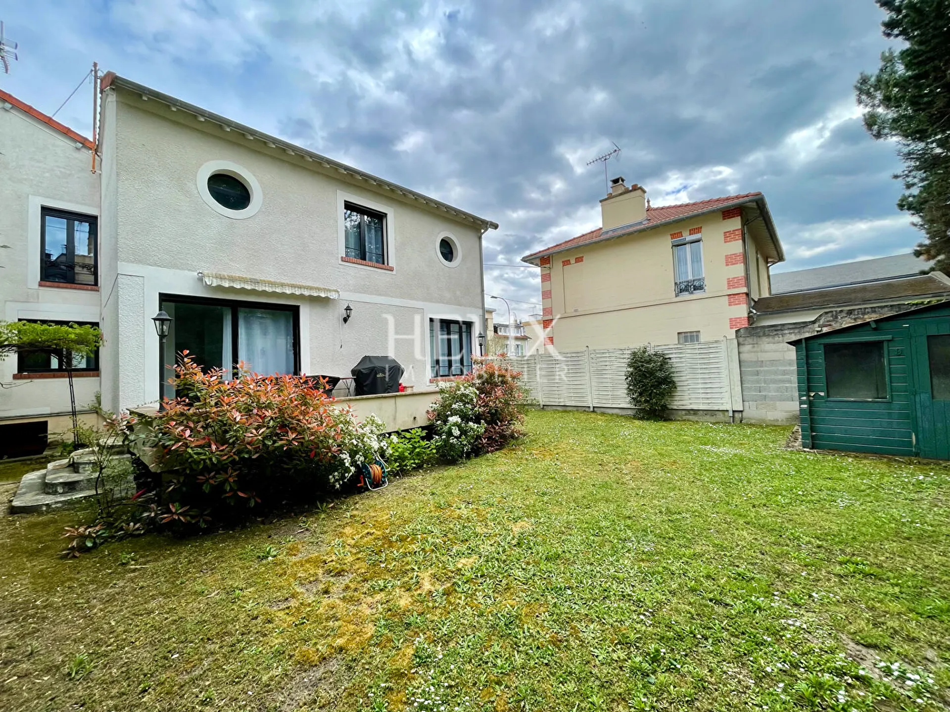 Location réalisée par l'agence HELIX Immobilier du Vesinet, Une charmante maison de 6 pièces principales en plein coeur du centre ville du Vésinet