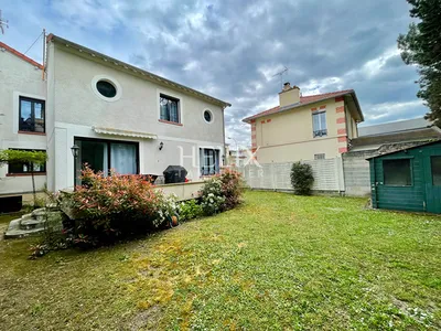 Location réalisée par l'agence HELIX Immobilier du Vesinet, Une charmante maison de 6 pièces principales en plein coeur du centre ville du Vésinet