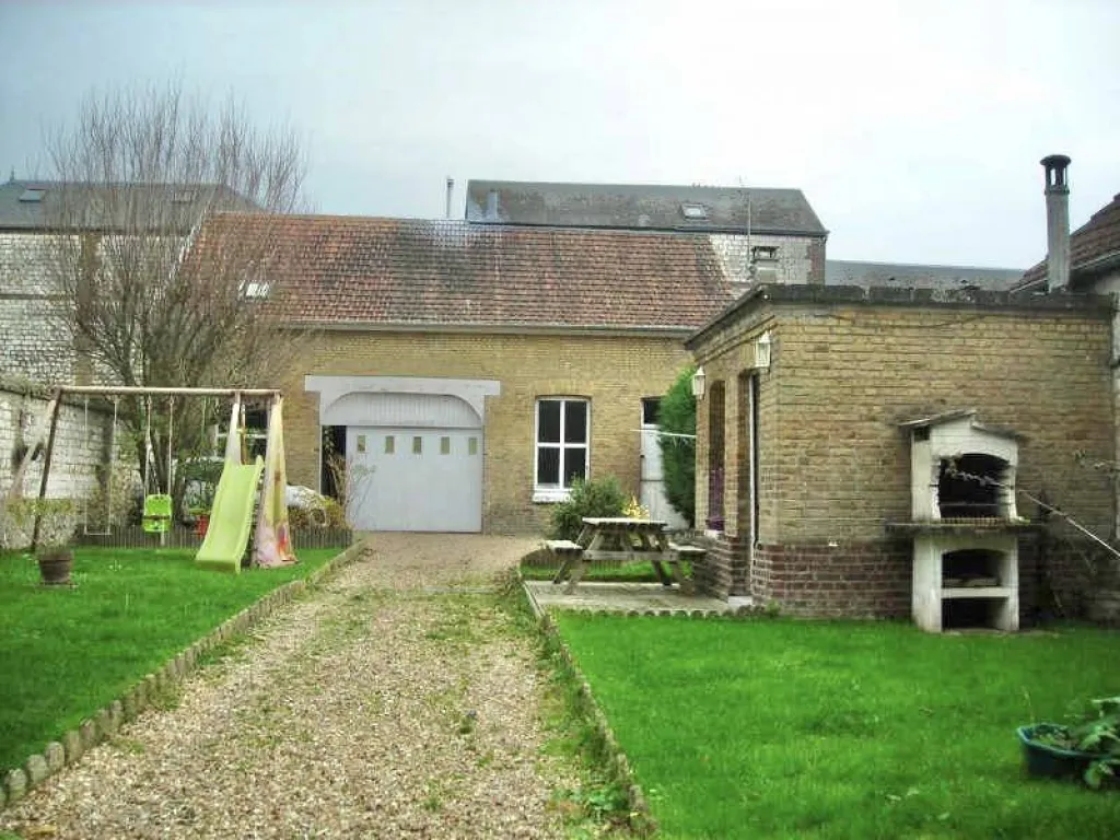 A saisir belle maison de maître de 155 m² habitables sur 518 m² de terrain clos sur la commune de ELBEUF76500