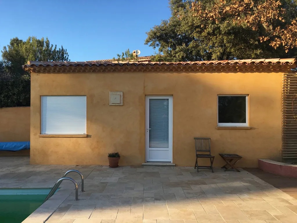 Volet roulant en ALU blanc et porte-fenêtre en PVC blanc à BOUC BEL AIR