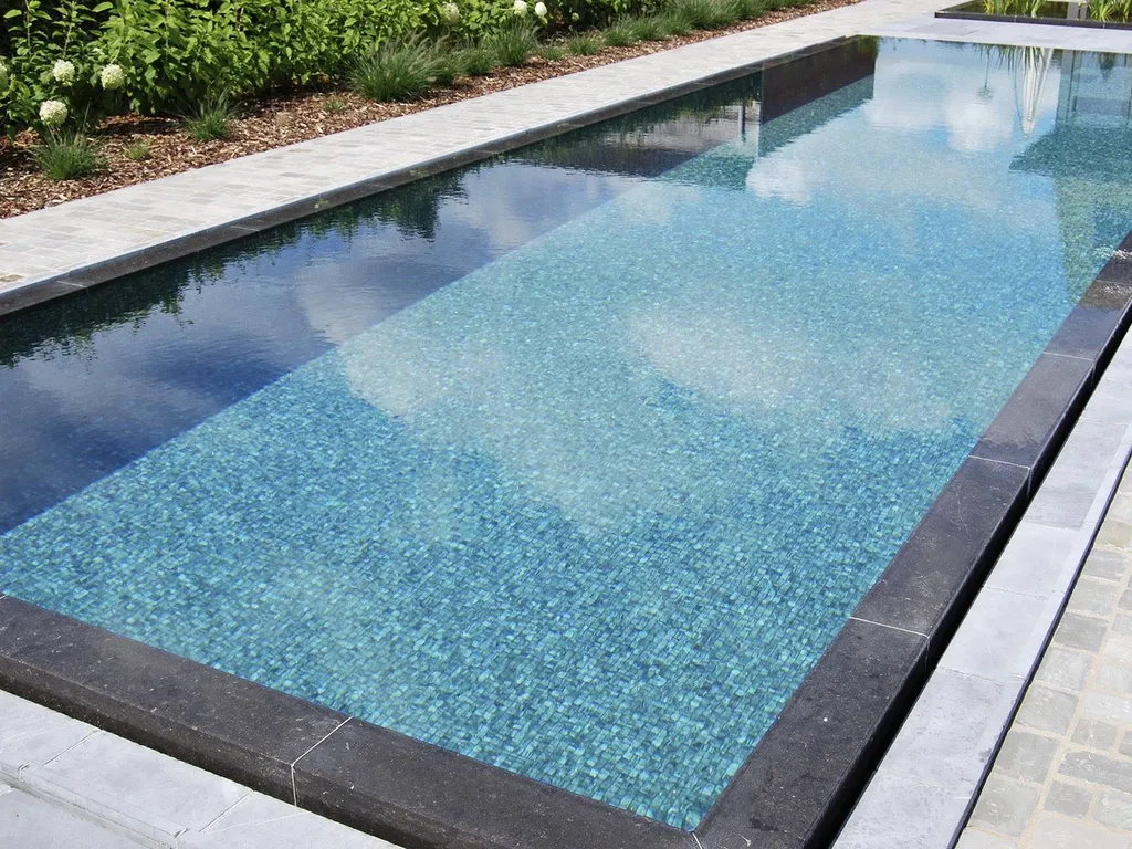 UNE PISCINE MODERNE - MOSAÏQUE TIGRATO
