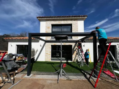 Installation d'une pergola bioclimatique à Auribeau