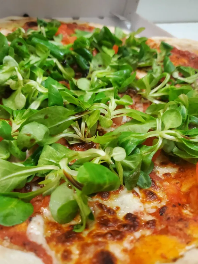 supplément  salade sur vos pizzas chez presto salon