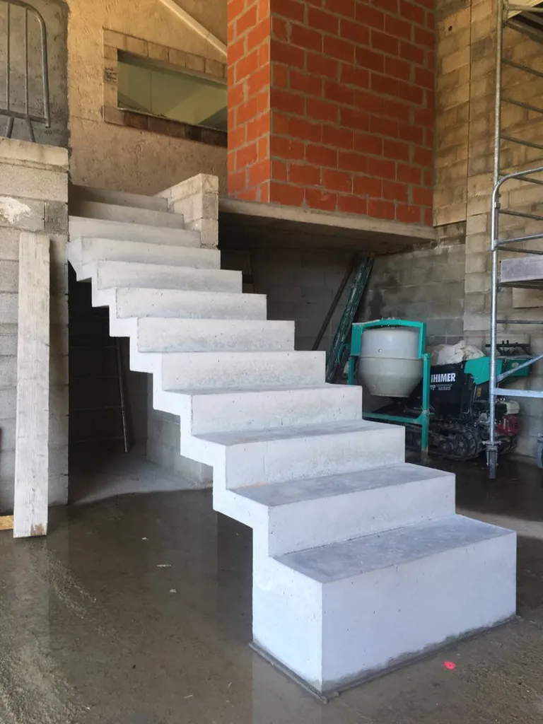 Escalier béton à créneaux - Conception et réalisation d'un mas à Salon de Provence