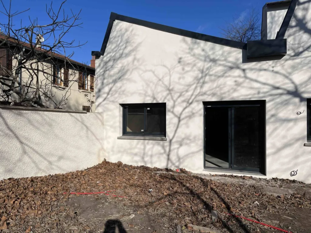 Loft T5 plein pied d'un grand séjour et cuisine ouverte avec jardin privatif dans une rue calme à Vénissieux proche de Lyon 8ème