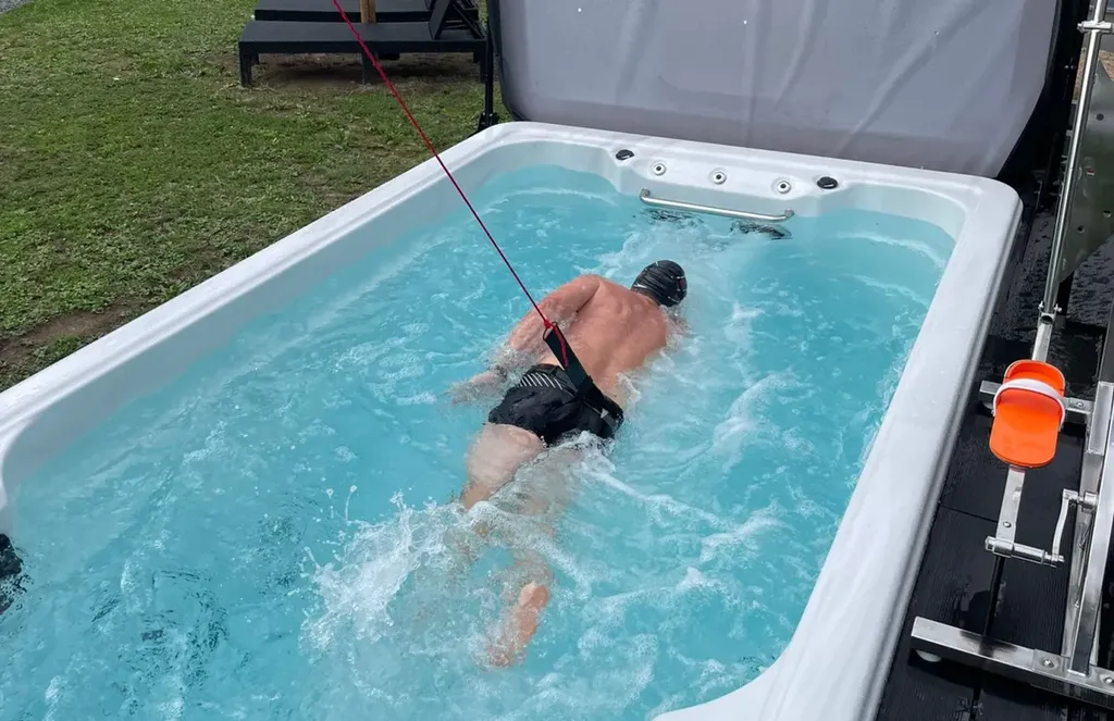 Spa de nage BE SPA Jade en fonctionnement avec nage à contre-courant pour entraînement sportif à domicile