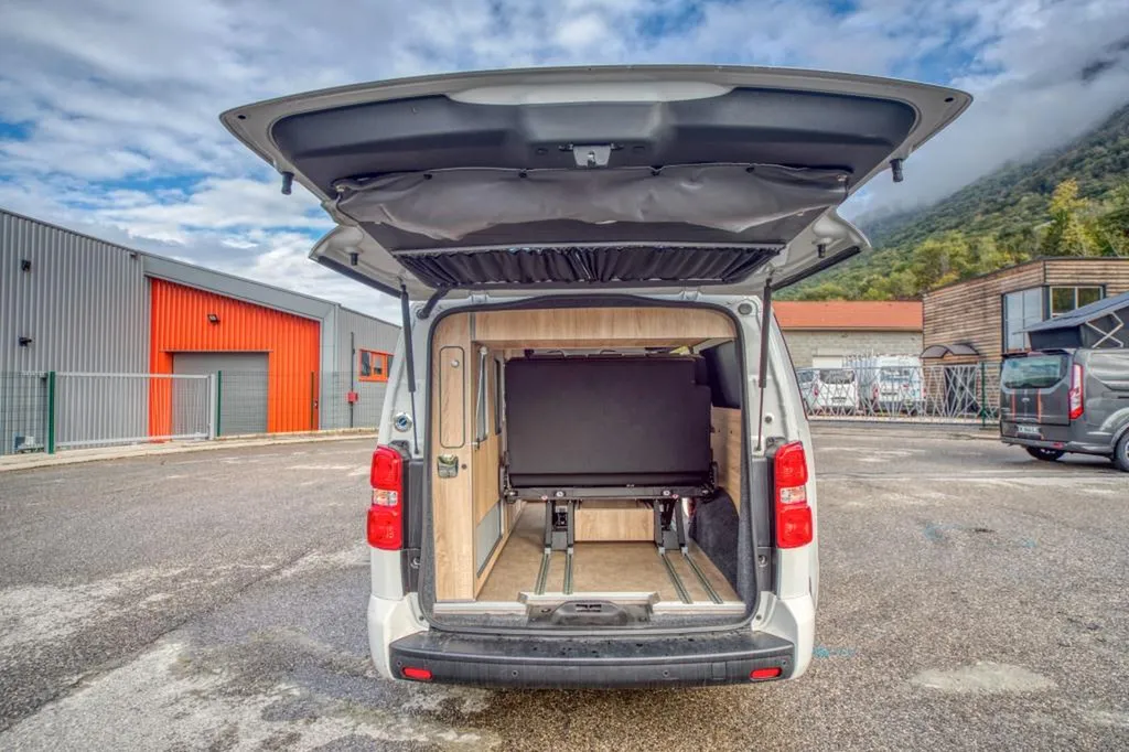 Aménagement intérieur de Van Peugeot Expert XL à Lyon : transformation utilitaire en van sur-mesure dans le Rhône