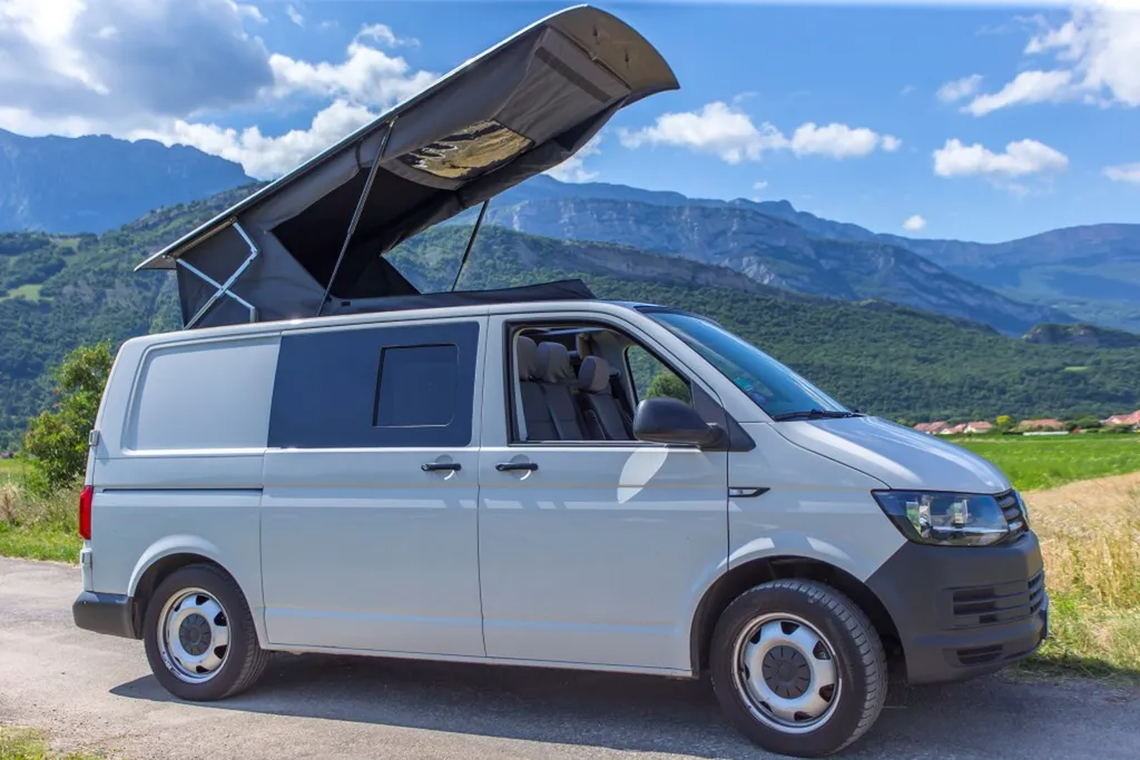 Installateur de Toit relevable sur-mesure VW Transporter T6 Court à ouverture latérale et baies panoramiques posé à Annecy en Haute-Savoie