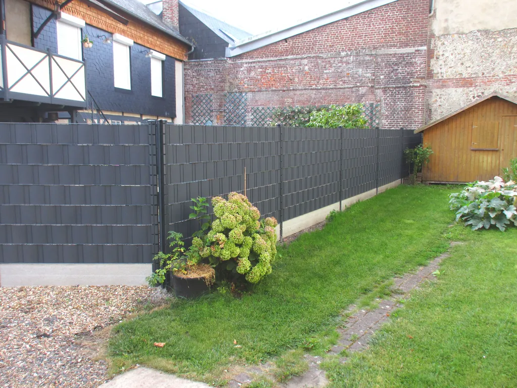 Installation de Clôture PVC occultante, Panneaux rigides avec lattes de protection et Brise-vue à Lisieux dans le Calvados 14 et ses Alentours