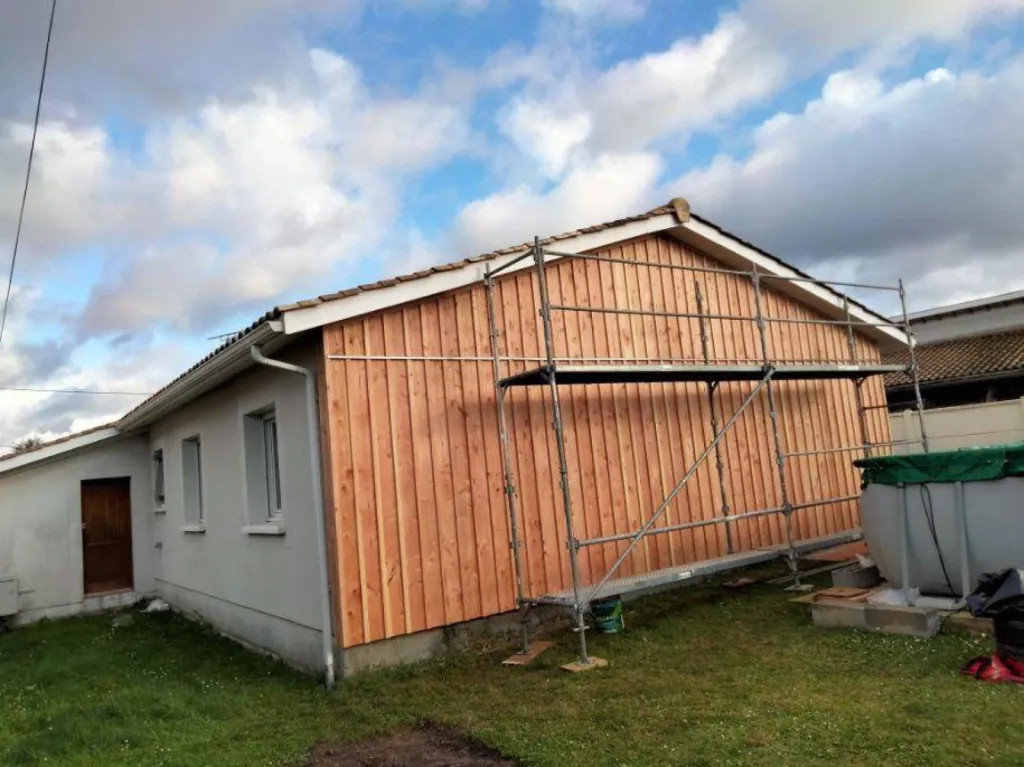 Isolation par l'extérieur en mousse polyuréthane avec pose de bardage bois  région du Bassin d'Arcachon