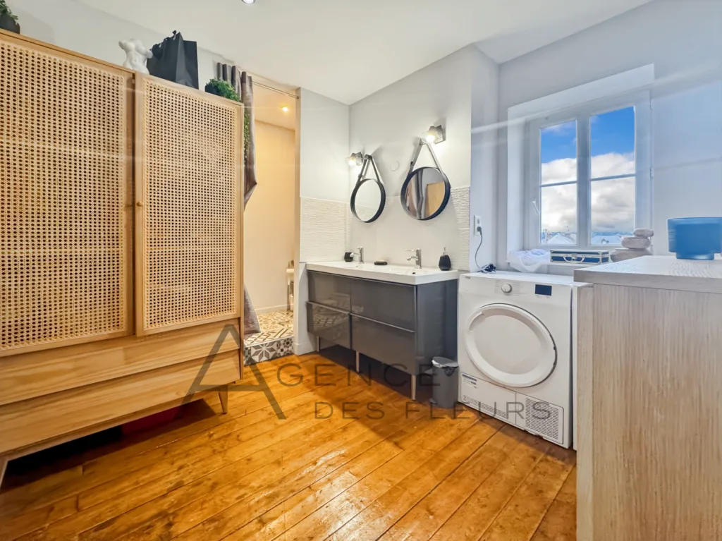 A vendre, maison bourgeoise de 155 m² sur un terrain d'environ 410 m² située à Oissel