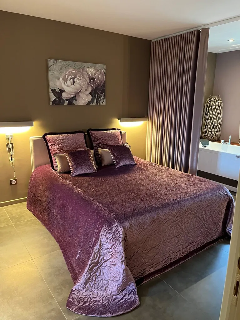 Rideaux, coussins et jeté de lit confectionnés sur mesure pour une maison en Isère