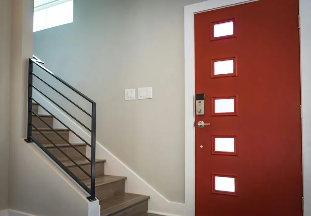 Connaître les solutions pour installation de porte d’entrée contemporaine en ALU mixte avec vitrage décoratif à Tournefeuille