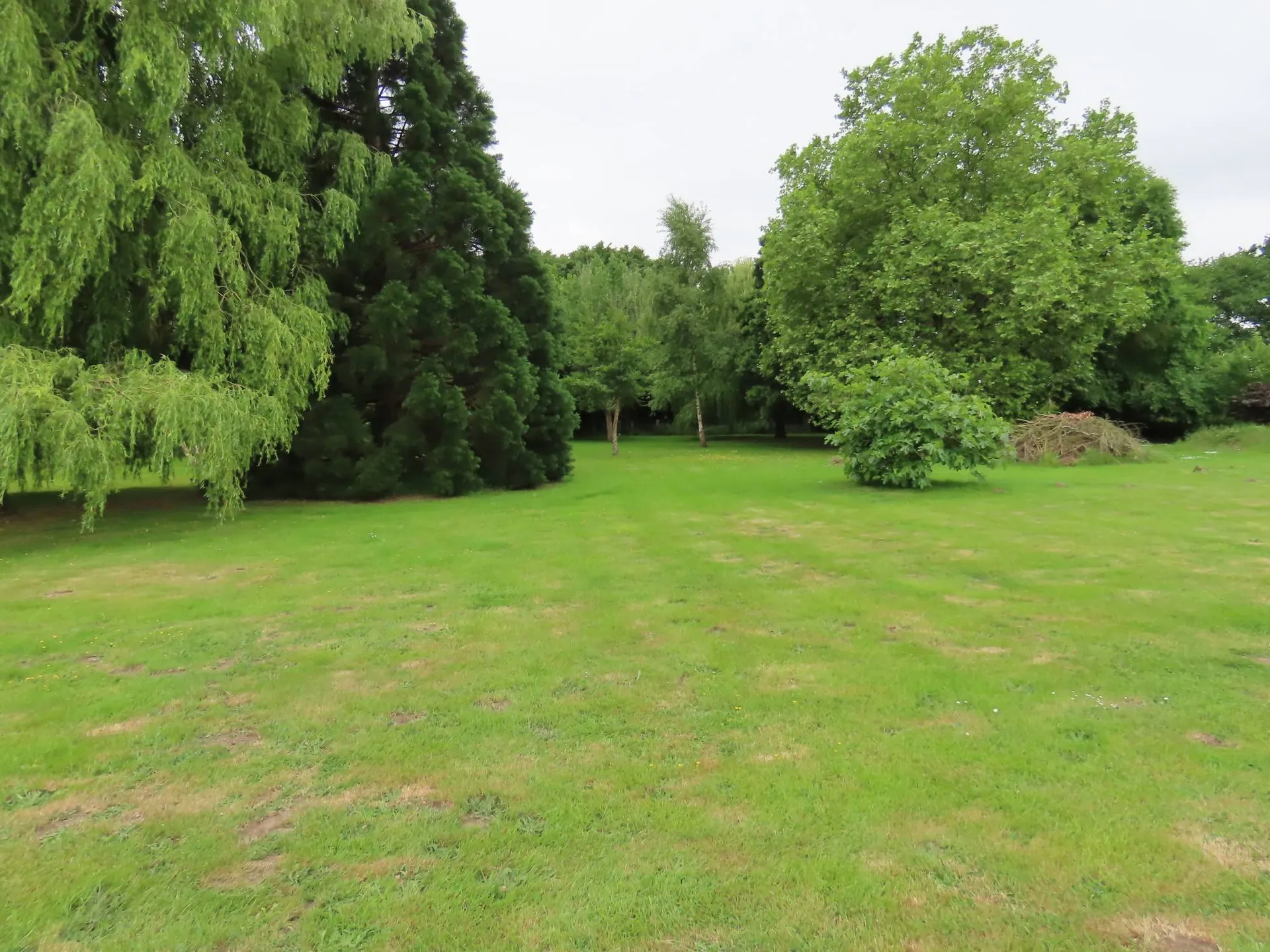 A vendre, à 10 min de CAMBREMER 14340 et MEZIDON-CANON 14270, au cœur de la campagne augeronne : deux maisons normandes sur un parc arboré avec chalet, bassin et voie verte à proximité.