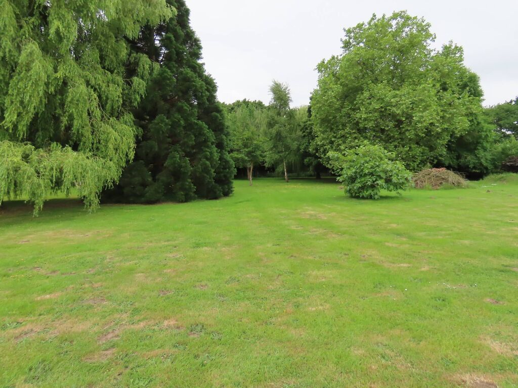 A vendre, à 10 min de CAMBREMER 14340 et MEZIDON-CANON 14270, au cœur de la campagne augeronne : deux maisons normandes sur un parc arboré avec chalet, bassin et voie verte à proximité.