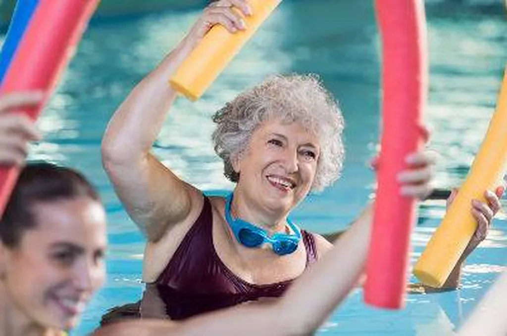 L'aquagym pour les seniors permet de bénéficier de la douceur de l'eau et de sa résistance adapté à chacun