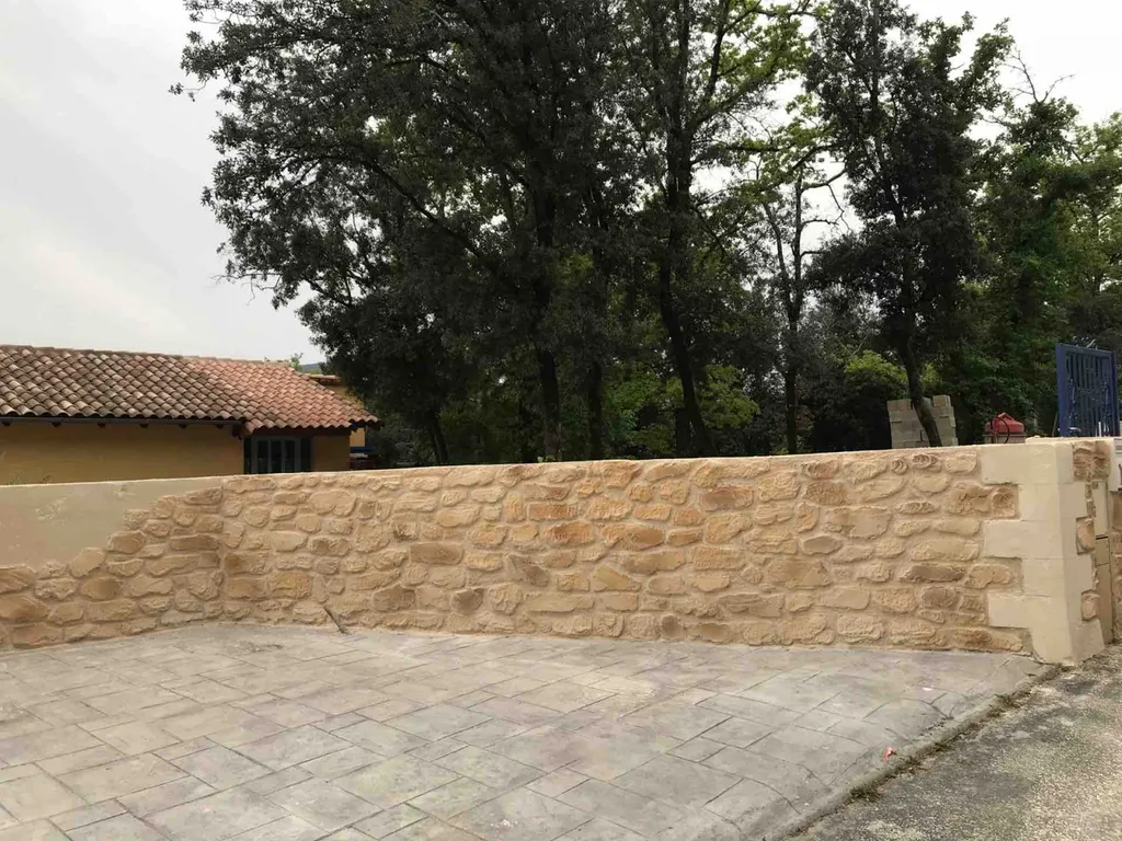 création d’une finition pierres et torchis sur murs de clôtures d’une maison à lamalou les bains proche de bedarieux.