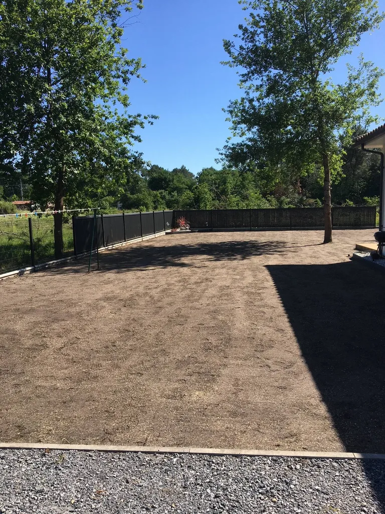 Création d'une pelouse dans un espace vert situé près de Gastes