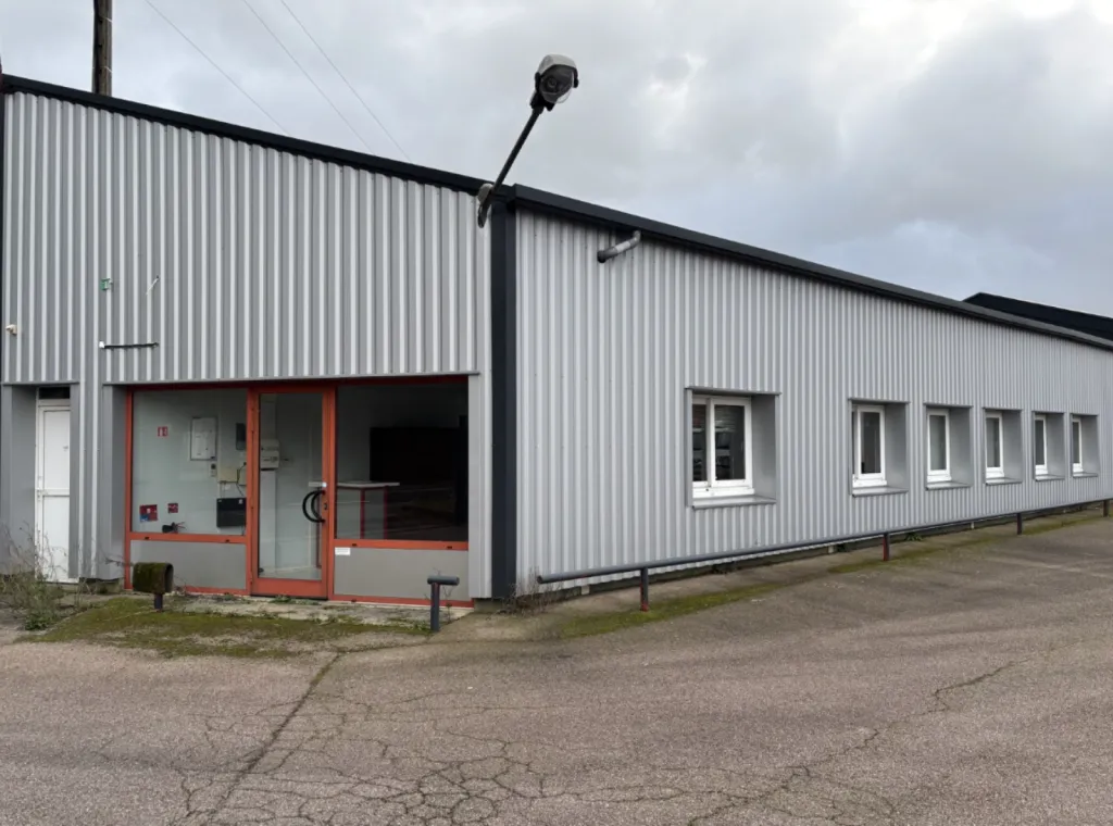 TANCARVILLE - À LOUER  LOCAL D’ACTIVITÉ AVEC BUREAUX, ATELIER ET COUR PRIVATIVE