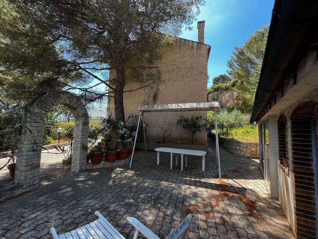 Maison Cassis  proche centre et composée de 2 appartements