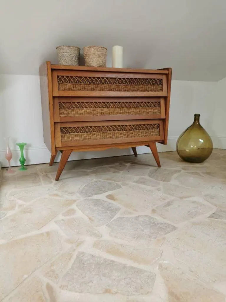 Dallage Opus Incertum au pierre 36 rue de Bourgogne à Paris, carrelage pierre naturelle de France, Périgord Dordogne.