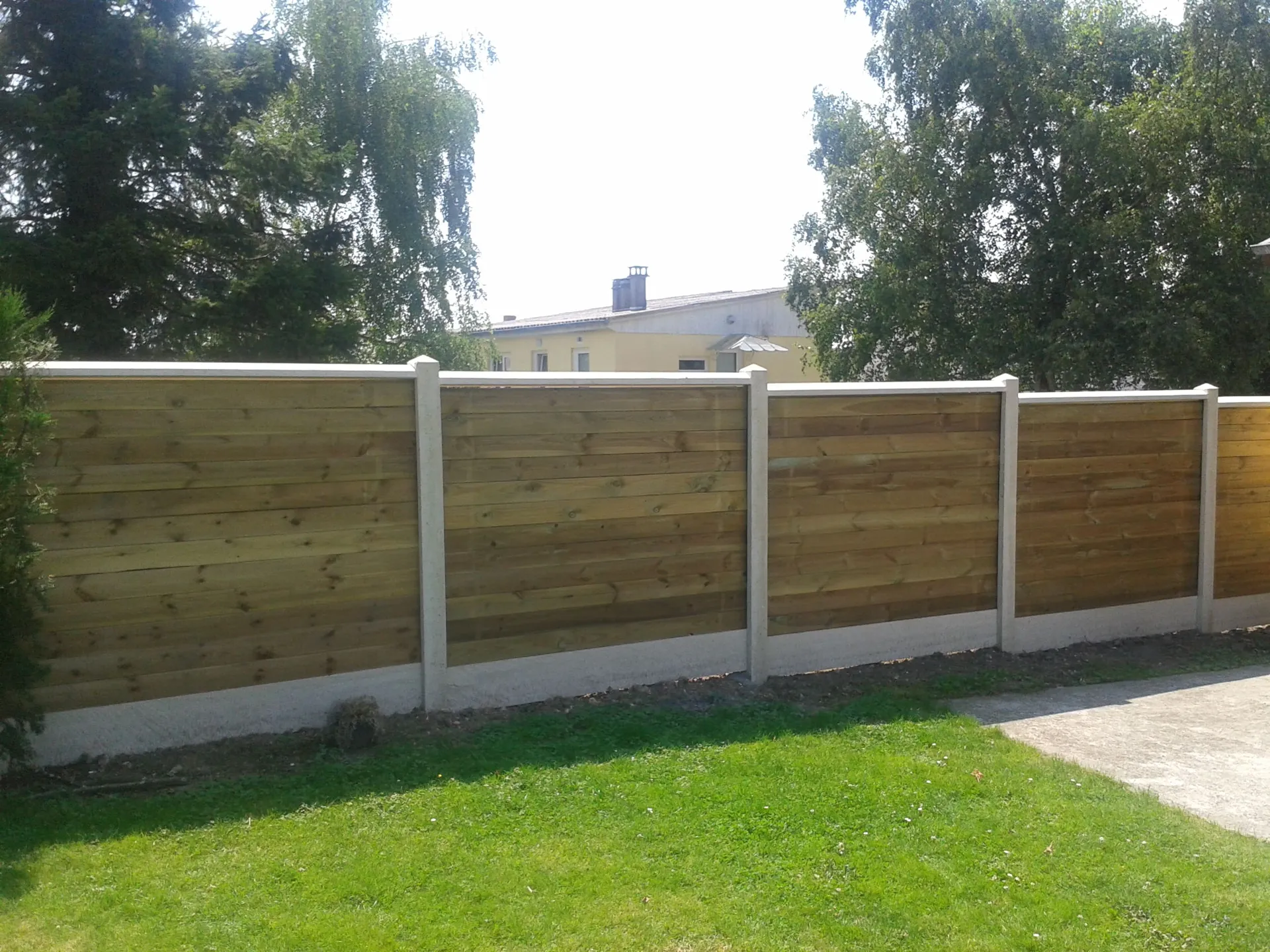 Installation de Clôture occultante mix bois béton, Brise-vue en lames bois et Soubassements béton à Deauville dans le Calvados 14 et ses Alentours