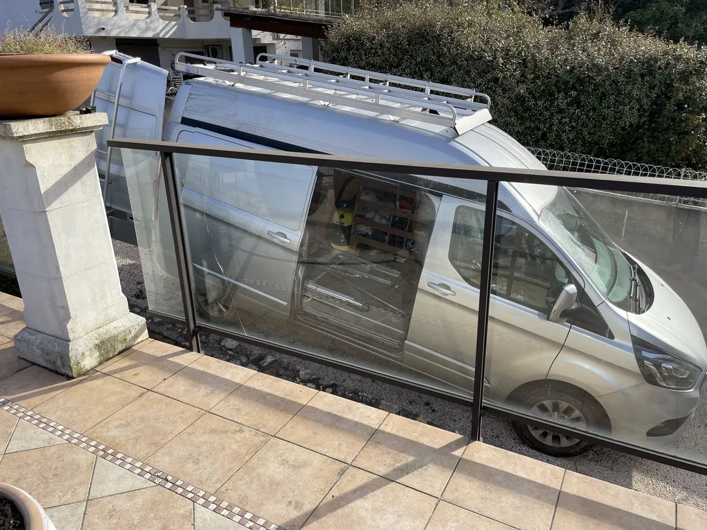 Remplacement de vitrage à l'identique pour garde-corps en verre feuilleté clair à Ventabren dans les Bouches-du-Rhône