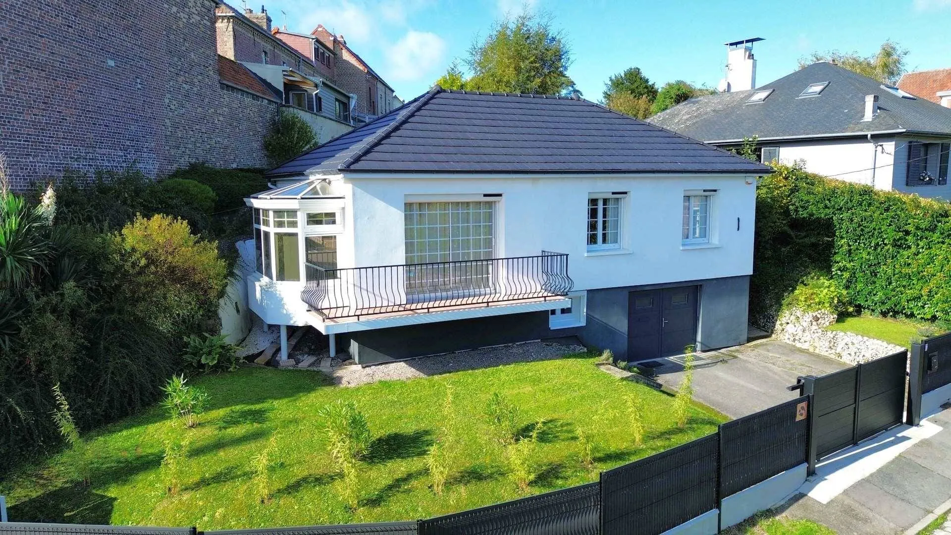 Maison des années 60 rénovée à vendre à Dieppe : Terres et Demeures de Normandie vous propose cette charmante maison rénovée de 85 m², située à seulement 10 minutes à pied du centre-ville et de la plage.