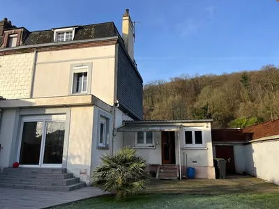 Idéal famille ! Maison de ville jumelée à vendre sur Lillebonne - Proximité écoles et commerces - Bon état général