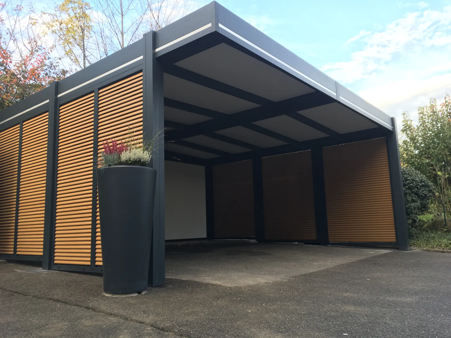 Réalisation d'un carport en aluminium pour deux voitures de 6m x 5.50m en teinte gris 7016 à Montbéliard