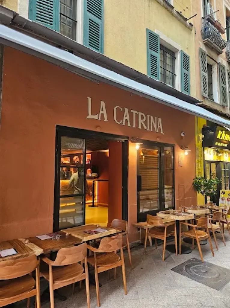 Réservation de groupe à Nice dans un restaurant mexicain avec espace dédié, terrasse extérieure et ambiance rétro