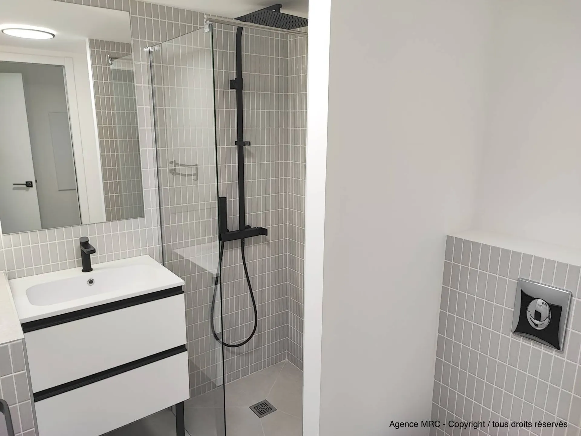 placo plomberie salle de bain sur mesure moderne sobre  Architecte d'intérieur marseille : Travaux de rénovation avec équipe d'artisan et assurance décennale