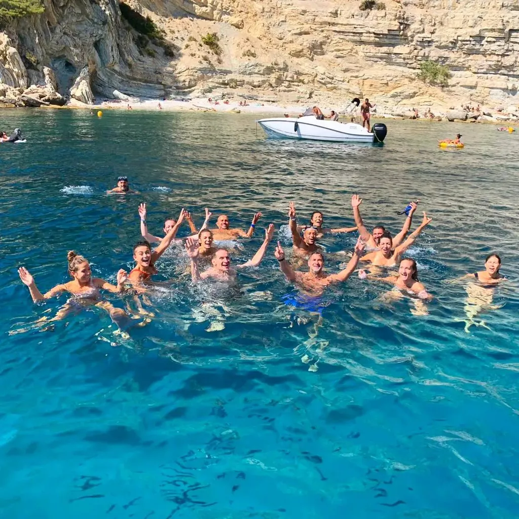Découvrez les beautés marines des Calanques lors d'une excursion personnalisée avec L'Eden Boat
