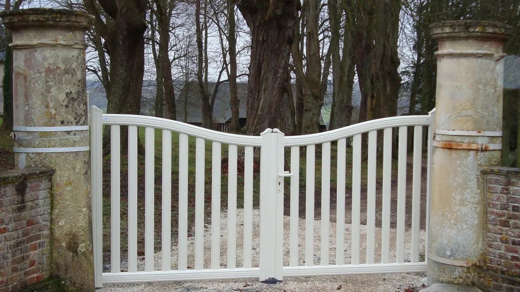 Installation de Portail en aluminium Battant, Modèle Esthétique Classique, Teintes Originales Sur-Mesure à Yvetot en Seine-Maritime 76 et Fauville-en-Caux