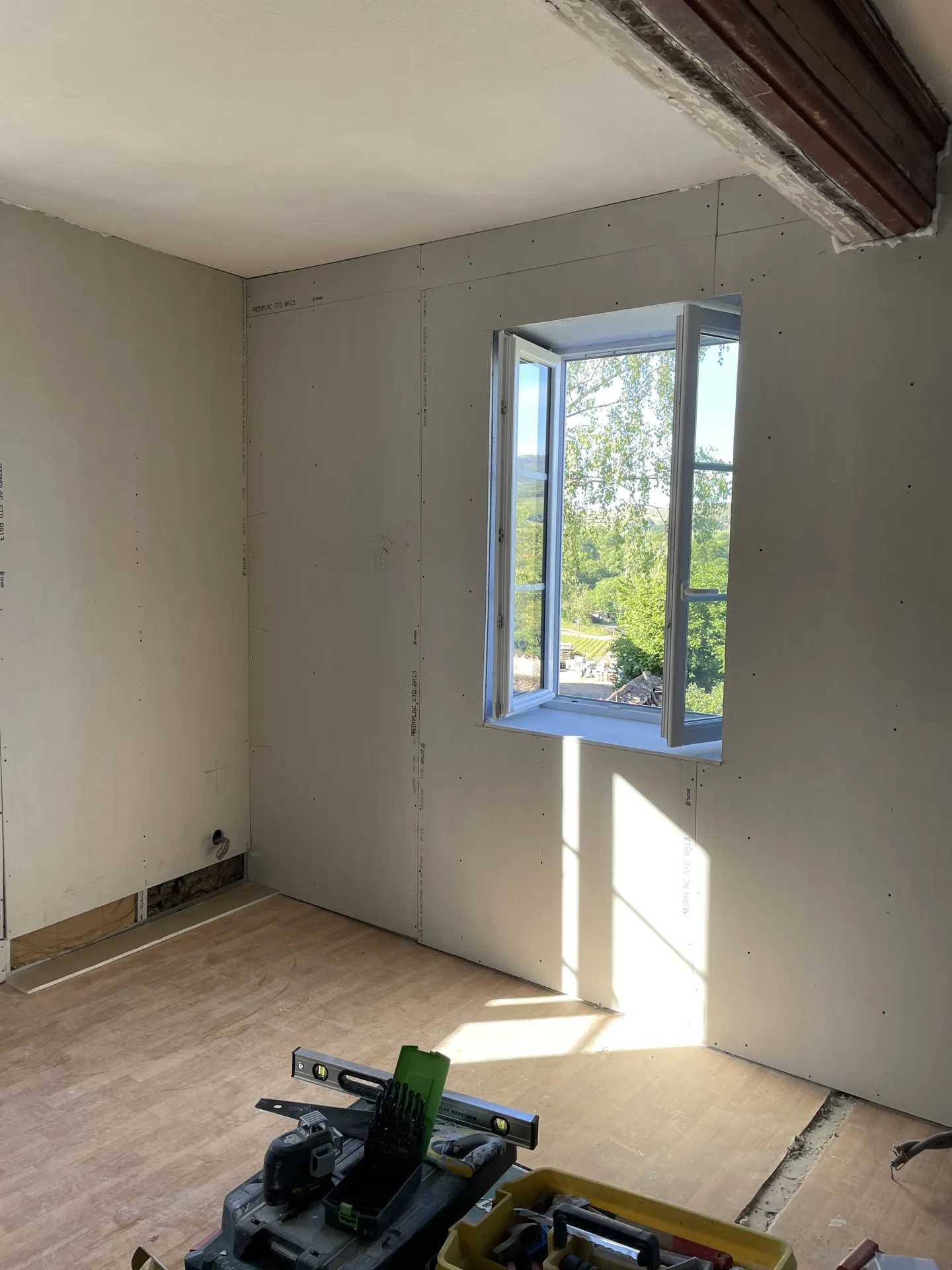 Doublage des murs après isolation thermique intérieure à Neuville-sur-Saône