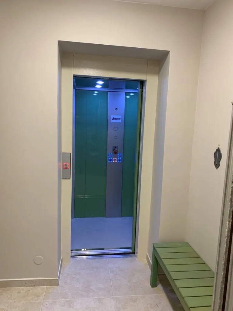 L'éclairage 4 LED valorise l'intérieur de la cabine de l'ascenseur de maison VIMEC E10 avec portes télescopiques entre Aix en Provence & Avignon