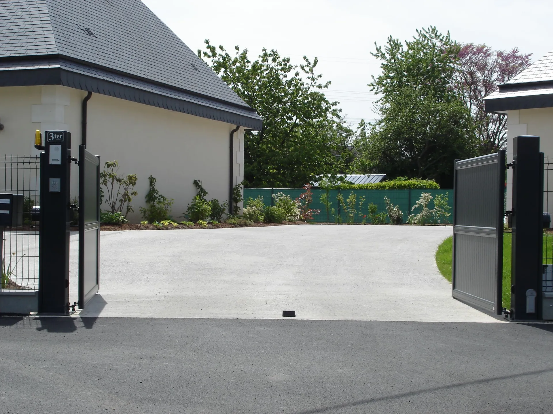 Installation de Portail battant motorisé, Portillon en aluminium et Clôtures sur muret à Cormeilles dans l'Eure 27 et ses Alentours