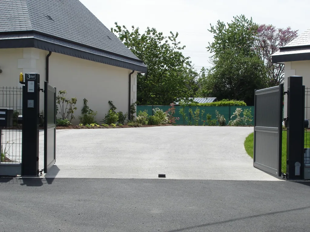 Installation de Portail battant motorisé, Portillon en aluminium et Clôtures sur muret à Cormeilles dans l'Eure 27 et ses Alentours
