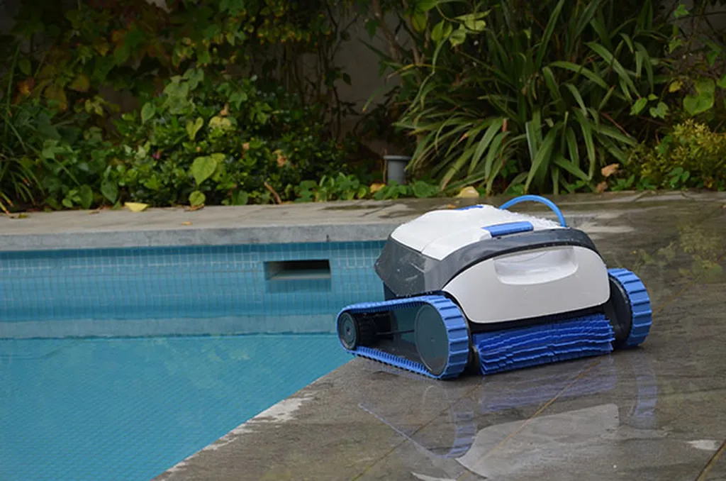 Robot de piscine Maytronics - Dolphin S100 - Aquarev'Piscines - Pierrerue 04300
