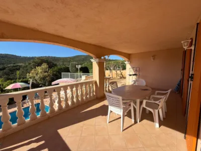 Maison avec piscine proche de la mer aux Issambres avec de belles surfaces et une vue panoramique