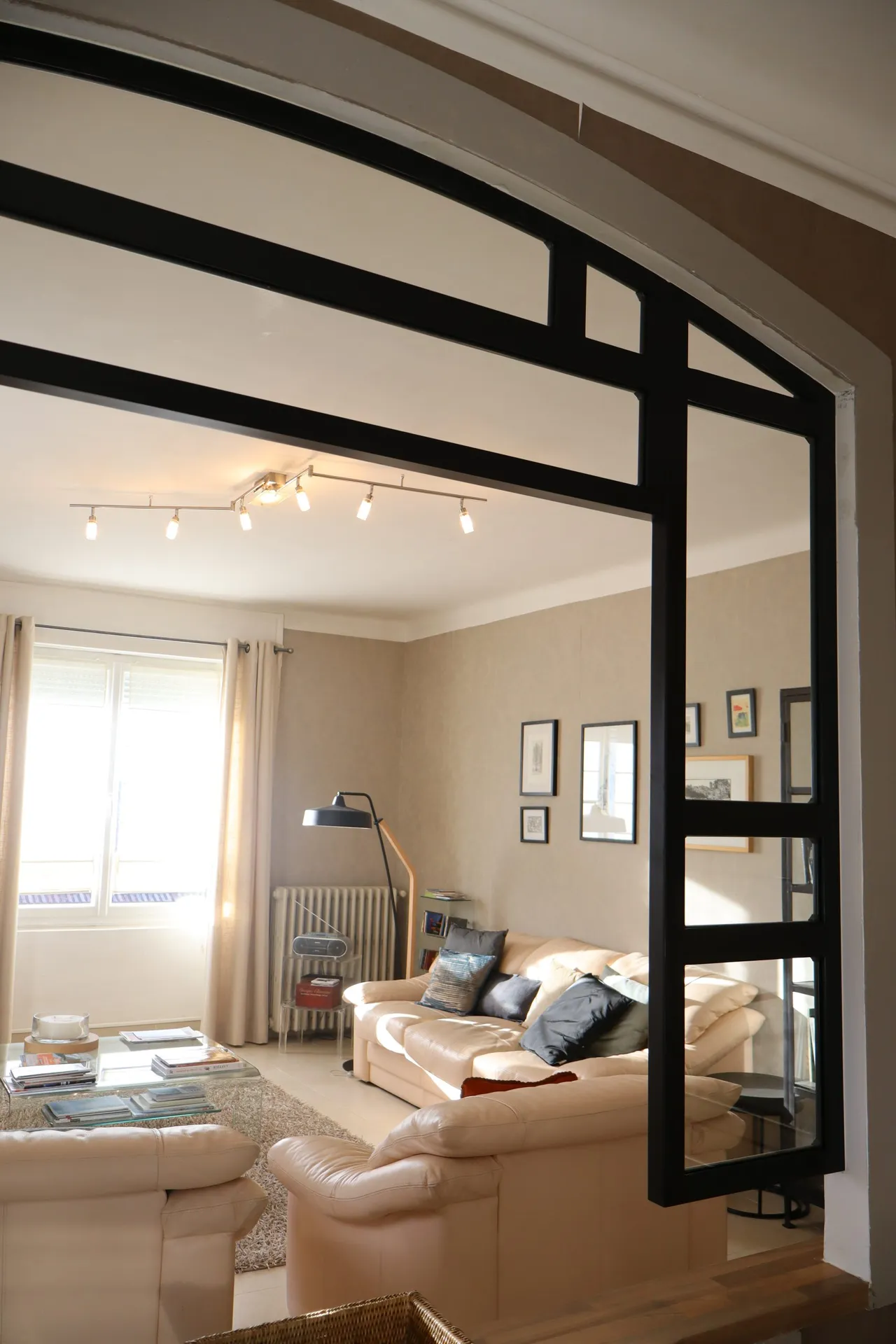 Verrière sur mesure purement esthétique pour sublimer un intérieur avec finesse et élégance en Sud-Ardèche à Aubenas