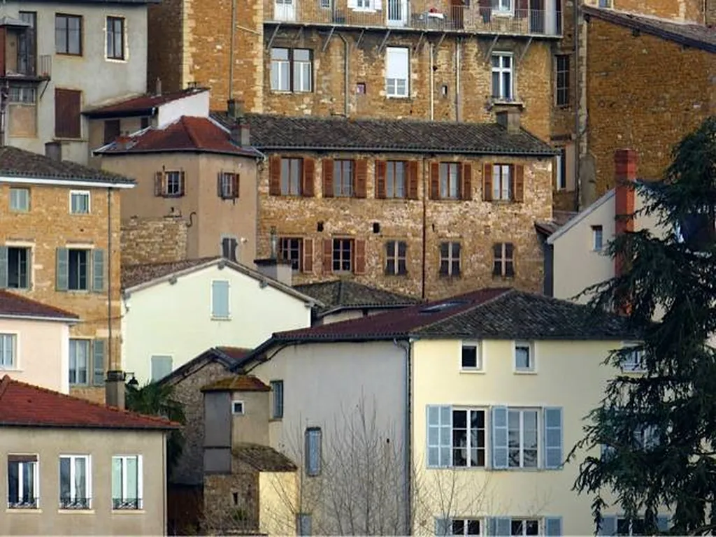 Remplacement de toutes les fenêtres en bois exotique vernis  sur mesure, dans appartement, dans  bâtiment ancien à Trévoux près de LYON