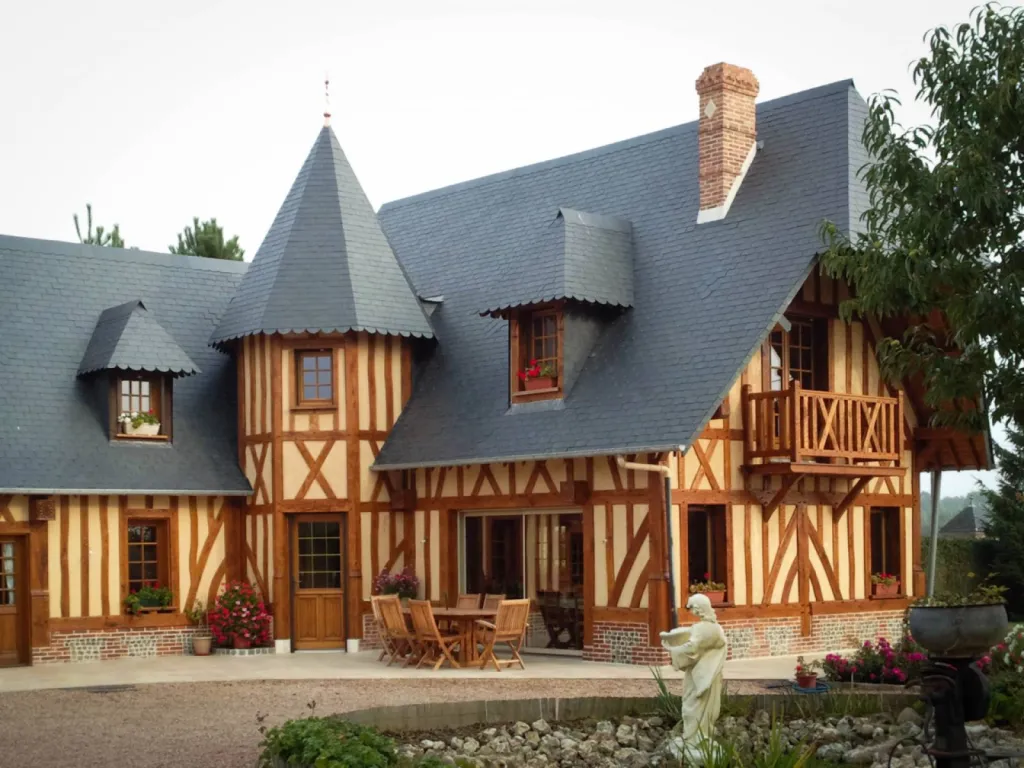 La technique du colombage, un savoir-faire traditionnel au service du charme normand