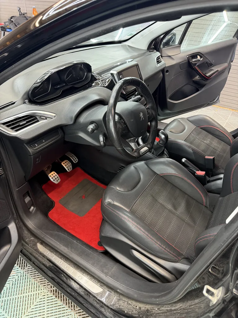 208 GT LINE 1.2 PURETECH 110CHV / ENTRETIEN PEUGEOT / CAMERA DE RECUL