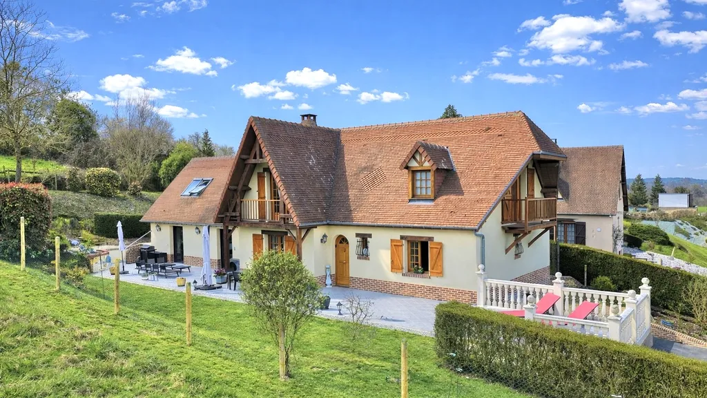 Maison à vendre proche de Neufchâtel-en-Bray, située dans un environnement calme en bord de rivière, idéale pour un achat immobilier au Pays de Bray.