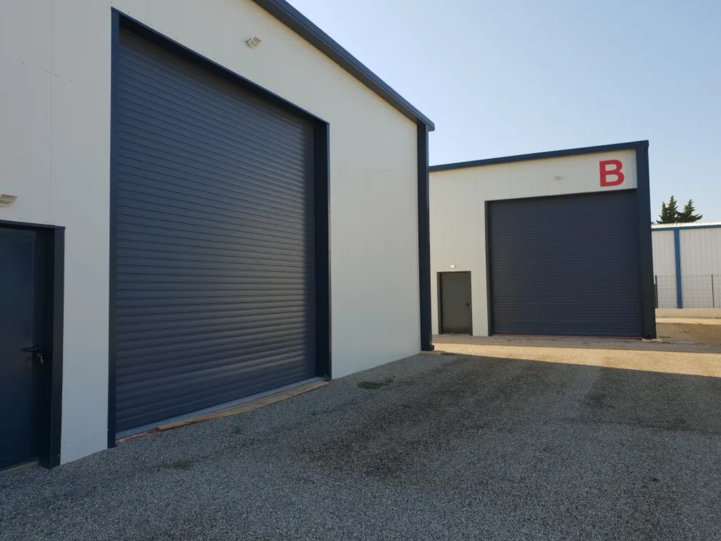 Installer un rideau métallique à lames isolées grande dimension à Aix-en-Provence proche d’Aix-les-Milles