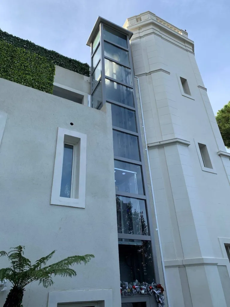 Les guirlandes vous laissent imaginer quadn nous avons terminé linstallation de cet ascenseur de maison extérieur électrique en structure autoporteuse VIMEC E10 à Toulon près de Marseille