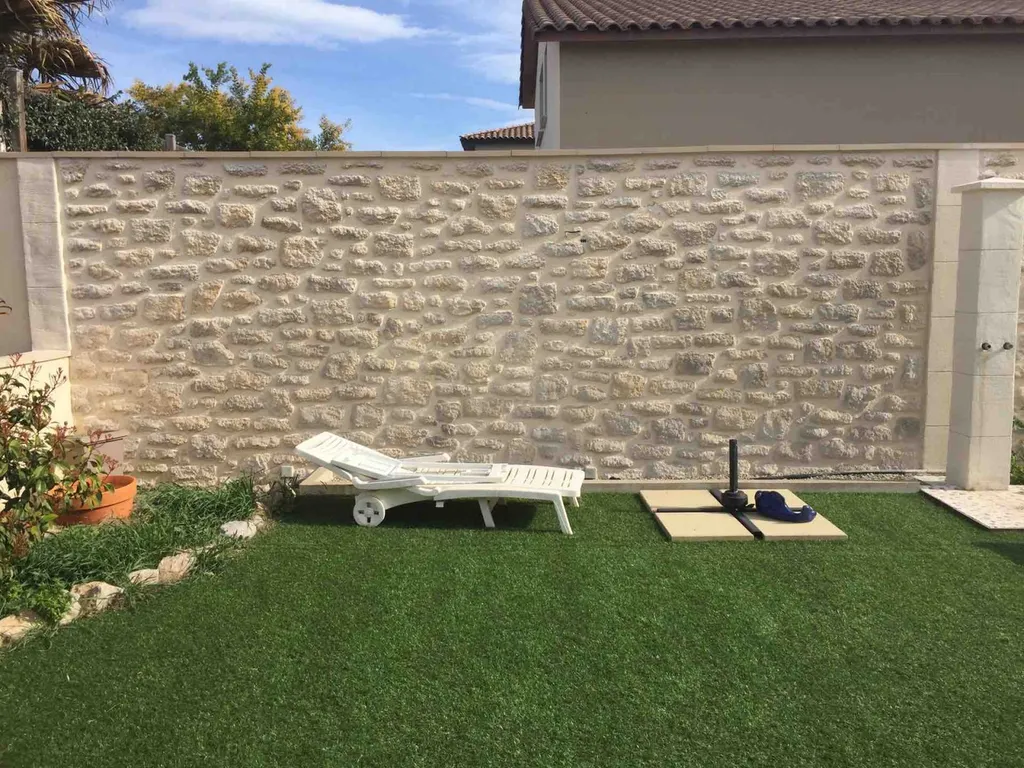 Tour de piscine en cascades de pierres technique bi-couche à Gigean dans l'Hérault